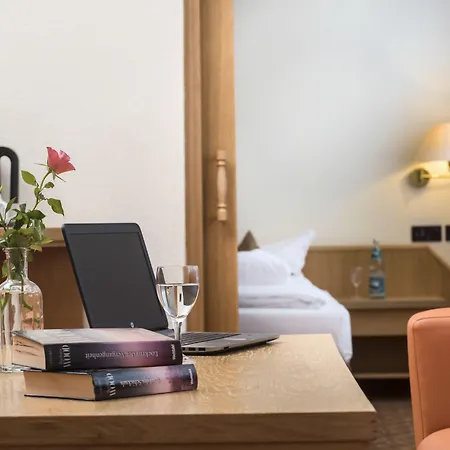 Western Ahorn - Adults Only